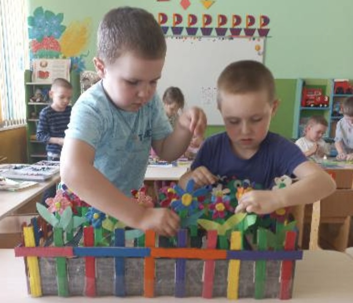 Творческое занятие в средней группе: создаем цветочную клумбу из пластилина