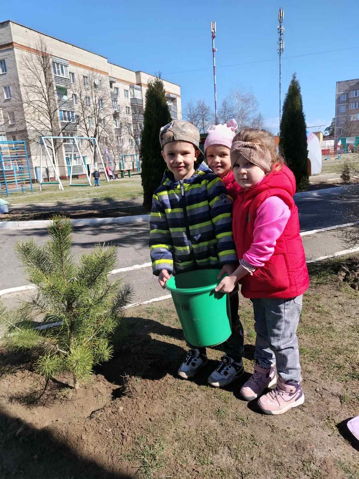 Акция по благоустройству территории и групповых участков «Только вместе, только дружно помогать природе нужно»